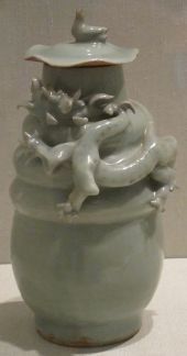 Chinese_jar,_Southern_Song_dynasty,_porcelain_with_celadon_glaze,_HAA.JPG